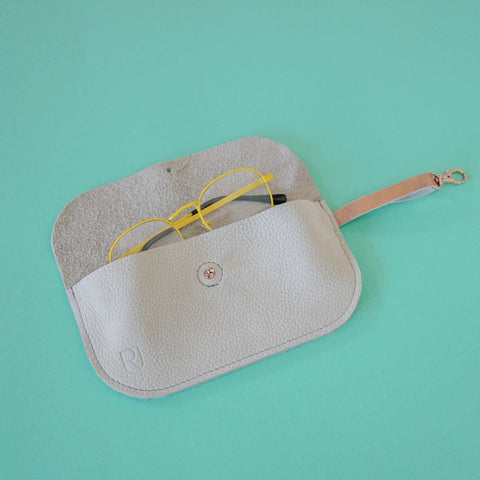 Spectacle case sand - Renske Versluijs