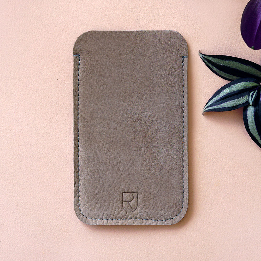 leather Iphone sleeve taupe - Renske Versluijs