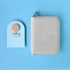 Renske Versluijs - small wallet sand & brooch