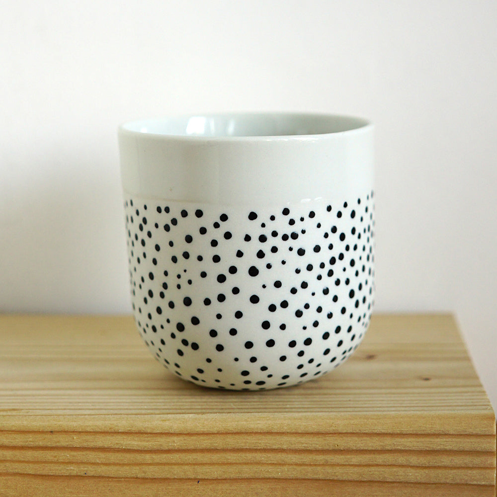 Renske Versluijs - porcelain cup dots