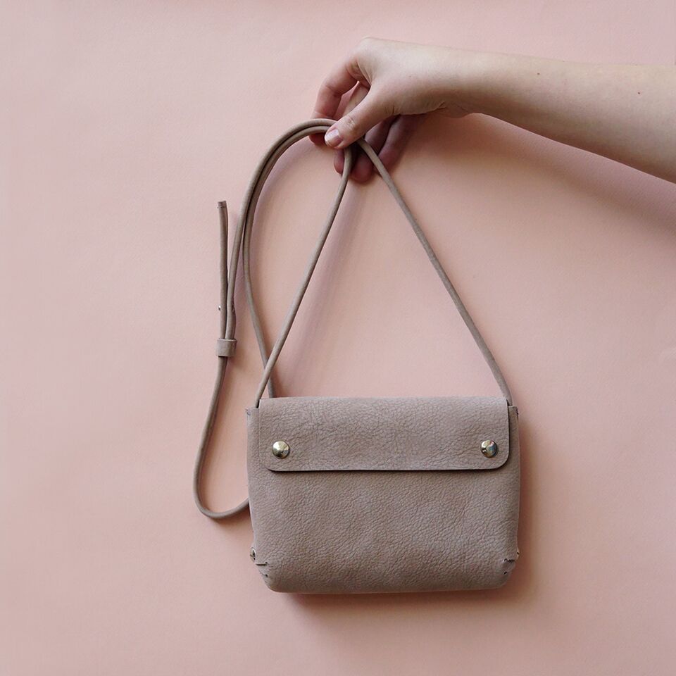 Renske Versluijs - leather handbag taupe