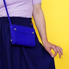 leather handbag kobalt - picture Renske Versluijs - model Winde Rienstra
